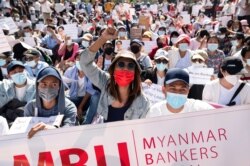 Manifestantes se manifiestan frente al Banco Central de Myanmar durante una protesta contra el golpe militar y para exigir la liberación de la líder electa Aung San Suu Kyi, en Yangon, Myanmar, el 11 de febrero de 2021.
