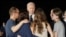 El presidente Joe Biden habla con la periodista ruso-estadounidense Alsu Kurmasheva, quien fue liberada de su detención en Rusia, junto a sus hijas Bibi y Miriam Butorin y su esposo Pavel Butorin, en la Base Conjunta Andrews en Maryland, EEUU, el 1 de agosto de 2024. 