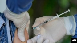 Un niño venezolano recibe una dosis de la vacuna contra el COVID-19 Sinovac19 en Cúcuta, Colombia, el 12 de noviembre de 2021. 