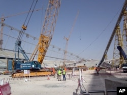 Obreros trabajan en el Estadio Khalifa en Doha, Qatar, una de las instalaciones que se están arreglando en preparación a Ia Copa Mundial de Fútbol 2022. Nov. 9 de 2014.