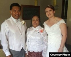 លោក ឆេង សឿន (Chheng Soeun) ដែល​ស្គាល់​ថា ឆេង ប៉ូស៊ី (Chheng Posy) និង​ម្តាយ​គឺ​អ្នកស្រី លឹម ម៉ន​ និង​ភរិយា​របស់​លោក​នៅ​ថ្ងៃ​រៀប​អាពាហ៍ពិពាហ៍។ (រូបថត​ផ្តល់​ឲ្យ​ដោយ RELEASE MN 8)