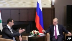 Assad fue recibido por el presidente ruso, Vladimir Putin, en la turística ciudad de Sochi, en el Mar Negro, antes de una cumbre entre Rusia, Turquía e Irán y de una nueva ronda de conversaciones de paz en Ginebra.