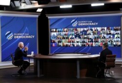 美国总统拜登和国务卿布林肯在白宫与110个国家的领导人出席线上“民主峰会”。（2021年12月9日）