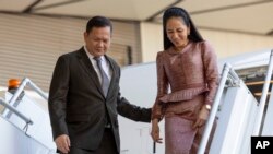 លោក​នាយករដ្ឋមន្ត្រី ហ៊ុន ម៉ាណែត និង​អ្នកស្រី ពេជ ចន្ទមុន្នី ដែល​ជា​ភរិយា បាន​ទៅ​ដល់​ទីក្រុង​ Melbourne ដើម្បី​ចូលរួម​កិច្ចប្រជុំ​កំពូលពិសេសអូស្ត្រាលី-​អាស៊ាន កាល​ពី​ថ្ងៃទី ២ ខែមីនា ឆ្នាំ២០២៤។ (Andrew Taylor, ASEAN/Australian Government via AP, File)