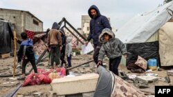 Raseljeni Palestinci ispituju štetu na šatorima posle izraelskog bombardovanja izbegličkog kampa u Rafi (Foto: SAID KHATIB / AFP)