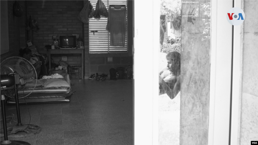 En colchones donados por la comunidad, los refugiados venezolanos duermen en el suelo de las escuelas rurales del municipio de Arauquita, Colombia, a la espera de que la situación de seguridad mejore para hacer su retorno a Venezuela, estado de Apure.