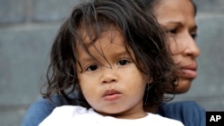 19-mesečni Hesus Funjes i njegova majka Diva Funjes, imigranti iz Hondurasa.