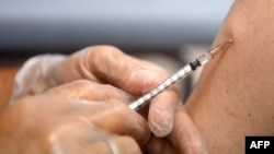 ፋይል - ይህ እ.አ.አ ነሐሴ 10፣ 2022 የተነሳው ፎቶ፣ በሰሜን ፈረንሳይ ውስጥ የኤምፖክስ ቫይረስ መከላከያ ክትባት ሲሰጥ ያሳያል።