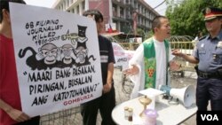 Clérigos en Manila, la capital de Filipinas, se unen a las protestas de periodistas que exigen más protección al gobierno.