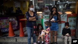 El gobierno en disputa inició en junio un esquema particular de flexibilización para la reactivación de las actividades económicas en intervalos de días continuos, seguidos de la vuelta a la “cuarentena radical” en los siete días siguientes.