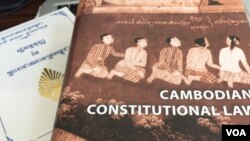 រូប​ឯកសារ៖ សៀវភៅស្តីពីរដ្ឋធម្មនុញ្ញ​កម្ពុជា ដែល​​ផ្សព្វផ្សាយ​ដោយ​មូលនិធិ​ខុនរ៉ាត ត្រូវ​បាន​គេ​លើកឡើង​ថា​ជាសៀវភៅ​ដែល​​​ជួយ​ឲ្យការ​បកស្រាយ​រដ្ឋធម្មនុញ្ញ​នៅ​កម្ពុជា​មាន​ភាព​ប្រសើរ​ឡើង នៅ​រាជ​ធានី​ភ្នំពេញ កាលពី​ថ្ងៃទី​២២ ខែ​ធ្នូ ឆ្នាំ​២០១៦។ (កាន់ ​វិច្ឆិកា/VOA) 