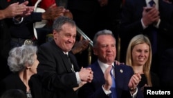 কংগ্রেসে প্রেসিডেন্ট ট্রাম্পের ভাষণের সময় অতিথি হিসেবে উপস্থিত ছিলেন আমেরিকান শিক্ষক মার্ক ফোগেল (বাঁ দিক থেকে দ্বিতীয়), যিনি সম্প্রতি রাশিয়ার জেল থেকে মুক্ত হয়ে যুক্তরাষ্ট্রে ফিরেছেন। ফটোঃ ৪ মার্চ, ২০২৫।