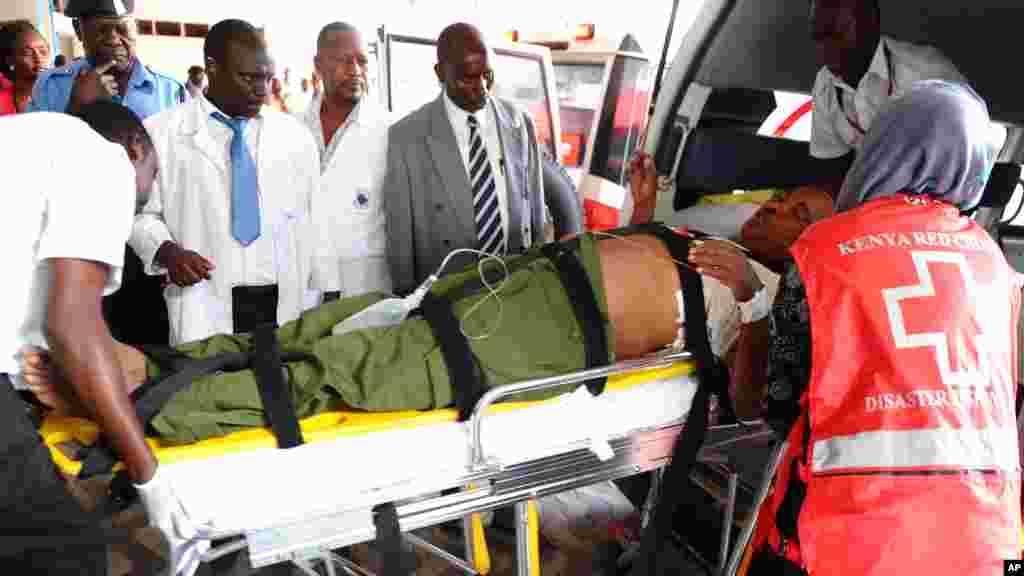 Mmoja kati ya majeruhi wakishushwa kutoka ndege baada ya kuwasili hopitali kuu ya Kenyatta mjini Nairobi.