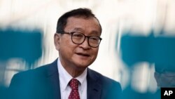 រូបឯកសារ៖ លោក​ សម រង្ស៊ី ​អតីត​ប្រធាន​គណបក្ស​សង្រ្គោះ​ជាតិ ផ្ដល់​បទសម្ភាសន៍​ដល់​អ្នក​សារព័ត៌មាន​នៅ​ខាង​ក្រៅ​សភា​អឺរ៉ុប​ក្នុង​ប្រទេស​ប៊ែលហ្សិក​ កាល​ពី​ថ្ងៃទី ៤ ខែវិច្ឆិកា ឆ្នាំ២០១៩។ (AP Photo/Virginia Mayo)