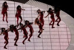 صحنه‌ای از کنسرت بین دو نیمه فینال فوتبال آمریکایی در میامی فلوریدا.