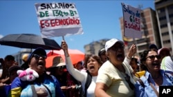 Trabajadores públicos protestan por mejores salarios y beneficios frente al Ministerio de Educación en Caracas, Venezuela, el lunes 27 de marzo de 2023. (Foto AP/Ariana Cubillos)