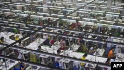 ရန်ကုန်မြို့ ရွှေပြည်သာ အထည်ချုပ်စက်ရုံတခုက မြင်ကွင်း။ (စက်တင်ဘာ ၁၈၊ ၂၀၁၅)