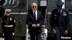 ARHIVA - Predsednik Džo Bajden izlazi iz helikoptera Marine 1. (Foto: Reuters)