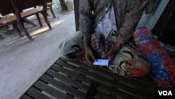 A 66-year-old woman, who was confirmed positive with HIV, talks to reporters about her health condition, in Peam village, Kandal province, on Monday, Feb 22, 2016. (Photo: Aun Chhengpor/VOA Khmer)