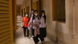 សិស្សានុសិស្ស​ពាក់ម៉ាស់​ដើរចេញ​ពីថ្នាក់រៀន​នៅ​វិទ្យាល័យ​ព្រះស៊ីសុវត្ថិ នៅថ្ងៃ​ដំបូងនៃ ការបើក​សាលារៀន​ឡើងវិញ ថ្ងៃទី១៥ ខែកញ្ញា ឆ្នាំ២០២១។ (មាស មល្លិកា/វីអូអេ)