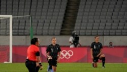 Igračice Novog Zelanda kleče pred utakmicu sa Australijom na letnjim Olimpijskim igrama u Tokiju, 21. jula 2021.