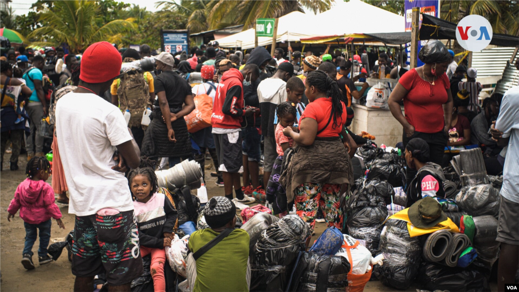 Este es el día a día en el Puerto de Necoclí. Miles de de migrantes buscando abordar las embarcaciones que los llevarán a seguir su recorrido hacia Estados Unidos.