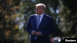 Predsednik Donald Tramp na južnom travnjaku Bele kuće, pred odlazak u Filadelfiju (Foto: Reuters/Tom Brenner)