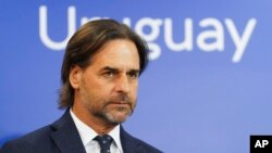 ARCHIVO: El presidente de Uruguay, Luis Lacalle Pou, durante una conferencia de prensa en Montevideo, el 4 de noviembre de 2023.