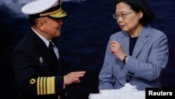 ཐེ་ཝན་གྱི་སྲིད་འཛིན་ཁྲའེ་ཧྲི་ཨིང་ཝུན་དང་ཐེ་ཝན་མཚོ་དམག་གི་བཀོད་འདོམས་པ་ཐན་ཀྭན་སན་གཉིས་ཀྱིས་གླེང་མོལ་བྱེད་བཞིན་ཡོད།