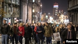 Përkrahësit e koalicionit opozitar "Serbia Kundër Dhunës" protestojnë në Beograd më 27 dhjetor, 2023/Reuters