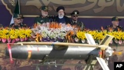 ابراهیم رئیسی و برخی از فرماندهان ارشد نظامی جمهوری اسلامی در رژه نظامی به مناسبت سالگرد آغاز جنگ هشت‌ساله با عراق.