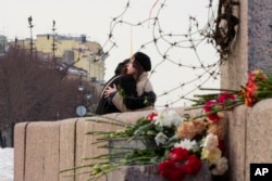 Građanke ostavljaju cvijeće u čast Alekseja Navalnog kod spomenika žrtvama političke represije u Sankt Peterburgu u Rusiji, 20. februara 2024. (Foto: AP/Dmitri Lovetsky)