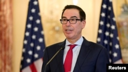 Le secrétaire américain au Trésor, Steve Mnuchin, lors d'une conférence de presse pour annoncer le rétablissement des sanctions par l'administration Trump contre l'Iran, au département d'État américain à Washington, le 21 septembre 2020.