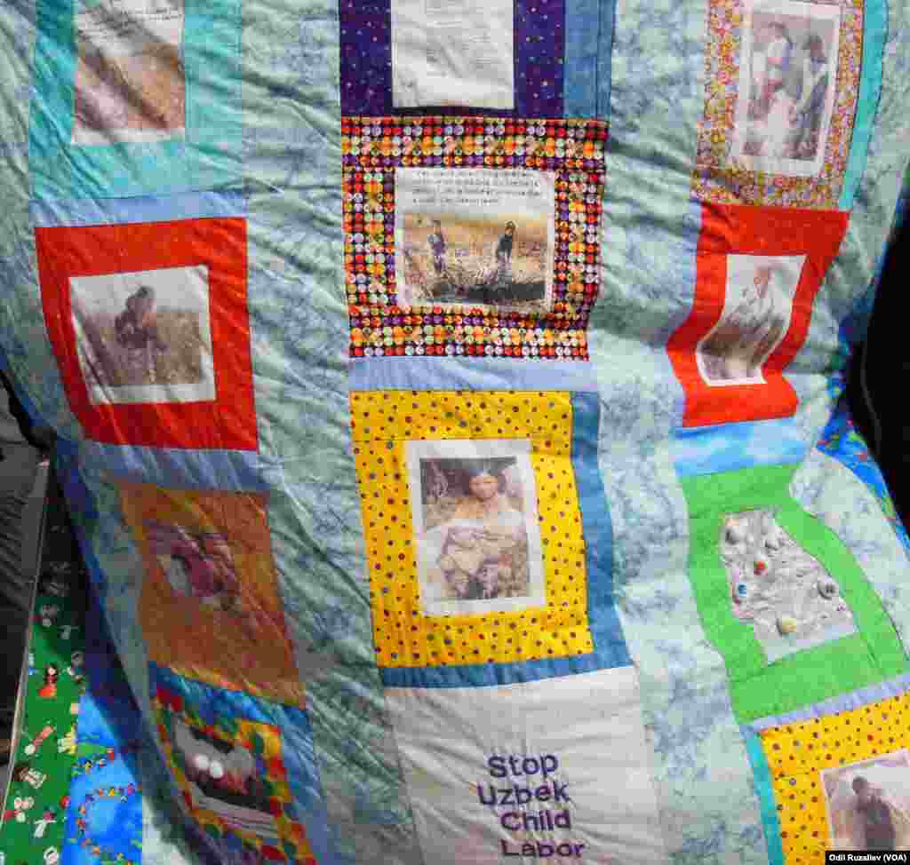 O&rsquo;zbek paxtasidan tayyorlangan va paxta dalalarida mehnat qilayotgan bolalarning tasviri tushirilgan choyshab Vashingtondagi namoyishda qo'l keldi
