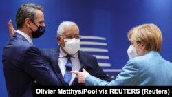 Angela Merkel, nemačka kancelarka, u društvu grčkog i portugalskog premijera Kirjakosa Micotakisa i Antonia Koste (Foto: Reuters/Olivier Matthys)