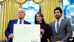 ปธน.โดนัลด์ ทรัมป์ ยืนถ่ายภาพข้าง ทูลซี กับบาร์ด และ เอบราฮัม วิลเลียมส์ ผู้เป็นสามี หลังวุฒิสภาลงมติเสียงส่วนใหญ่รับรองการเสนอชื่อกับบาร์ดเป็นผอ.สำนักงานข่าวกรองแห่งชาติ เมื่อ 12 ก.พ. 2568