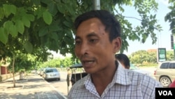 សកម្មជនតំបន់អារ៉ែង​លោកវ៉ែន វ៉ន (ហ៊ុល រស្មី/VOA)