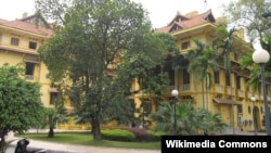 Participants drive toward the Lincoln Memorial during the Rolling Thunder 'Ride for Freedom' in Washington, May 25, 2014. (Brian Allen/VOA)