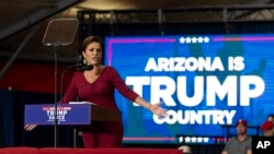资料照片：时为亚利桑那州联邦参议员共和党候选人的卡丽·莱克在亚利桑那州格伦代尔为时为共和党副总统候选人的JD·万斯参议员举行的竞选活动上讲话。(2024年7月31日)
