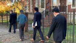 រូប​ឯកសារ៖ ក្រុមមេដឹកនាំ​បក្ស​សង្គ្រោះជាតិ​ដែល​រួម​មាន​ទាំង​អ្នកស្រី មូរ សុខហួរ (ទីពីរ​រាប់​ពី​ឆ្វេង) ផង​នោះ ដើរ​នៅ​ខាងមុខ​ស្ថានទូតខ្មែរនៅក្នុងរដ្ឋធានីវ៉ាស៊ីនតោន​។ (ម៉ែន គឹមសេង/វីអូអេ)