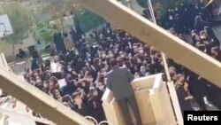 دختران دانش‌آموز در یکی از مدارس ایران که گروهی از آنها روسری‌هایشان را هم از سر برداشته‌ بودند، به حضور یک سخنران بسیجی اعتراض کردند. (عکس از ویدیوی منتشر شده در رسانه‌های اجتماعی)