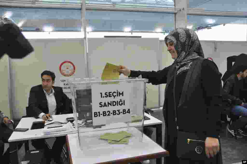 Wata mace tana kada kuri'a a Turkiyya a lokacin zaben raba gardama a babban birnin Istambul.