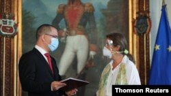 El canciller venezolano Arreaza se reúne con la embajadora de la Unión Europea en Venezuela, Isabel Brilhante Pedrosa en Caracas. Febrero 24, 2021. Foto: Reuters.