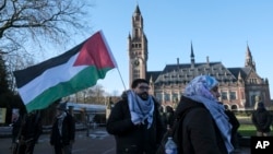 抗议者与媒体聚集在荷兰海牙的联合国国际法院外等待法庭有关以哈冲突的裁决。（2024年1月26日）