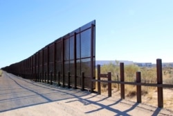 美墨邊界之間的網狀隔離牆。