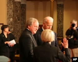 副总统拜登主持参议员宣誓就职