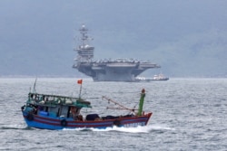 នាវា​ដឹក​យន្ដហោះ​ចម្បាំង​ឈ្មោះ​ USS Theodore Roosevelt ចូល​ចត​ក្នុង​កំពង់ផែ​មួយ​នៅ​ក្នុង​ក្រុង Da Nang ប្រទេស​វៀតណាម កាលពី​ថ្ងៃទី៥ ខែមីនា ឆ្នាំ២០២០។