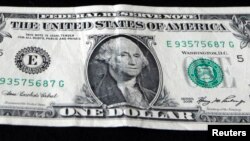 ក្រដាស​ប្រាក់​១ដុល្លារ​របស់​សហរដ្ឋ​អាមេរិក ដែល​ស្ថិត​នៅក្នុង​ចំណោម​ក្រដាស​ប្រាក់​ដែល​ធនាគារ​ជាតិ​នៃ​កម្ពុជា​បាន​ប្រកាស​កាលពី​ចុង​ខែ​ឧសភា​ថា ខ្លួន​នឹង​ឈប់​ទទួល​យក​ពី​គ្រឹះស្ថាន​ហិរញ្ញ​វត្ថុ។ 