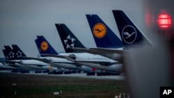 ARHIVA - Avioni nemačke Lufthanze na aerodromu u Frankfurtu 4. maja 2020. 