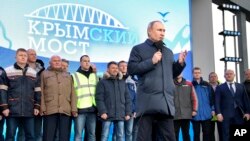 Частиною стратегії зі звільнення Криму буде руйнування Кримського моста, завдяки якому Крим перетворився на «непотоплюваний авіаносець», який Росія використовує для домінування на півдні України. На фото лідер Росії Володимир Путін після відкриття моста, 23 грудня 2019 р. (AP)